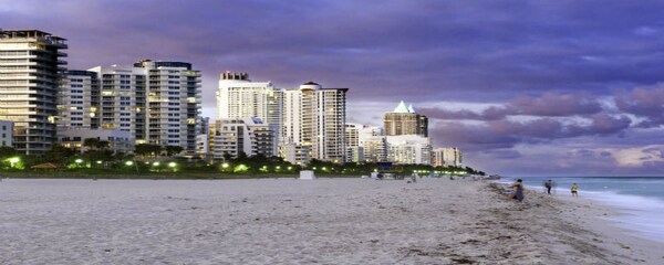 Atardecer en Miami South Beach con edificios Art Déco