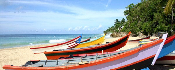 Coloridos barcos de pesca en Aguadilla, Puerto Rico