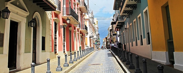 El casco histórico de San Juan, un lugar lleno de colores de la arquitectura colonial 