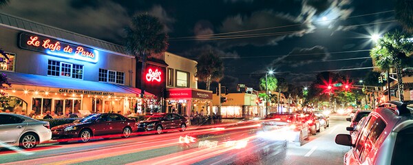 Lugares populares de la vida noctura en Las Olas Boulevard en Fort Lauderdale