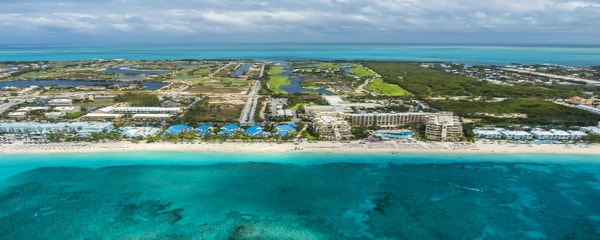 Las hermosas Islas Caimán, un paraíso caribeño de color verde y azul, perfecto para vacacionar