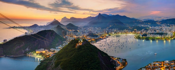 Una toma panorámica y nocturna de Río de Janeiro, uno de los mejores paisajes de la ciudad