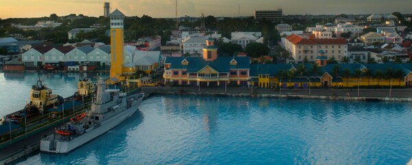 Vista de la ciudad de Nassau, joya turquesa de las paradisiacas Bahamas