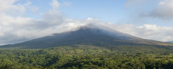 Paisaje natural de Costa Rica con el volcán Arenal al fondo