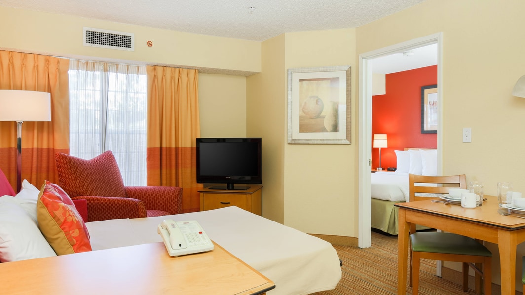 Suite de un dormitorio en hotel de Albuquerque con sofá cama