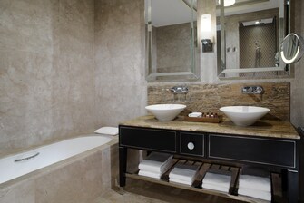 Grand Deluxe Bathroom
