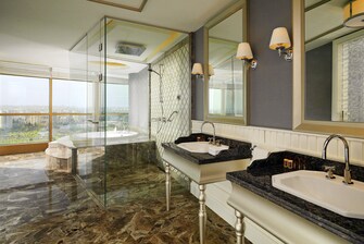 Honeymoon Suite - Bathroom