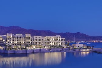 يتيح فندق المنارة الواقع على ساحل البحر الأحمر مجموعة متنوعة من التجارب للمغامرة والترفيه والاستكشاف.