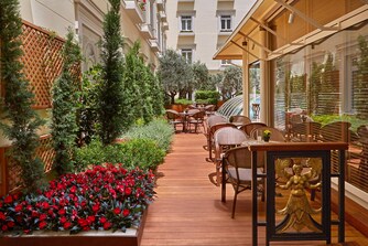Alexanders Cigar Lounge - Courtyard