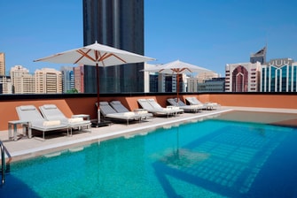 حمام السباحة الخارجي بفندق أبوظبي
