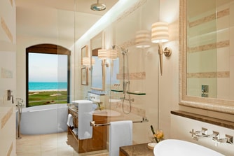 حمام غرفة سوبيريور (Superior) بإطلالة على البحر