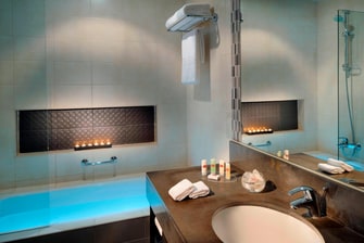 حمام كبير بجناح بفندق المنامة