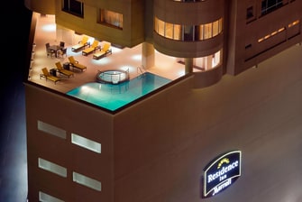 حمام سباحة خارجي في فندق المنامة بالبحرين