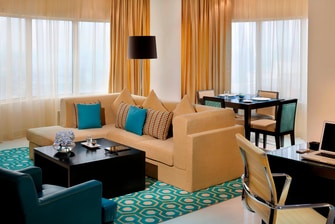 غرفة معيشة بجناح كبير بفندق المنامة