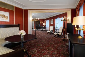 Wohnbereich der Präsidenten Suite SCHINKEL im The Westin Hotel in Berlin