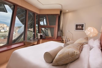 Habitación con cama tamaño King Premium en ala Gehry