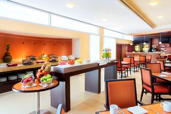Área de desayunos del restaurante del hotel en León