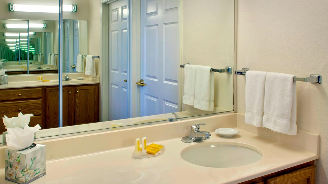 Tocador del baño de la suite - Suites en Boston-Andover