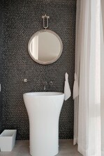 Lavamanos y espejo del baño de la suite de un dormitorio