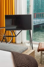 Televisor con soporte en forma de bicicleta - Vistas al agua