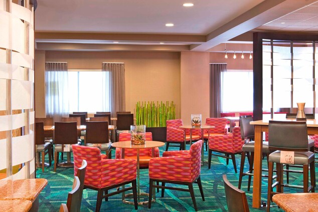  SpringHill Suites Breakfast Dining Area              