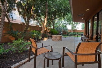 Beaumont Texas Hotel Outdoor Courtyard