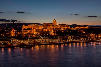 Palacio real de Budapest de noche