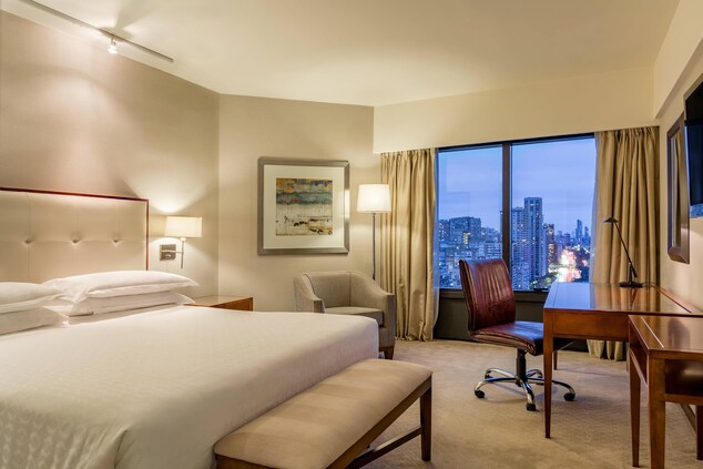 Premier Suite - Bedroom - City View