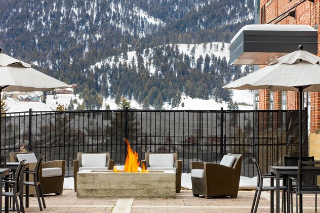 Firepit & Outdoor Lounge