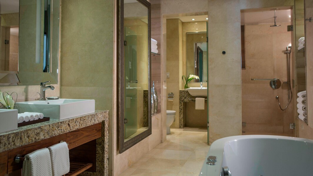 Banheiro da suíte do hotel em Heliópolis no Cairo