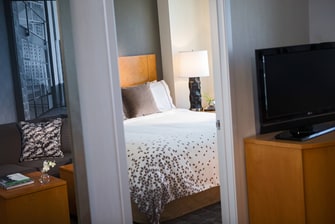 Dormitorio y sala de estar independientes de la suite Chicago