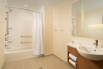 Bridgeport, WV Hotel Accessible Queen/Queen Bathroom 