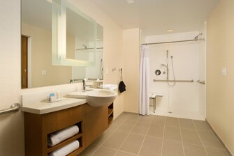 Bridgeport Hotel Accessible Compliant Bathroom