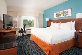 luxury hotels near the Charlotte airport with free WIFI