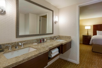 Baño de la suite del hotel en el centro comercial Galleria Dallas