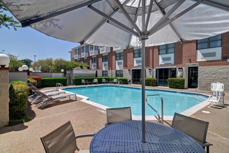 Hotel con piscina en el norte de Dallas.