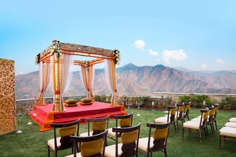 Disposición para ceremonias de boda al aire libre en el Himalaya