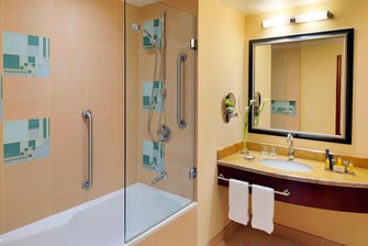 حمام غرفة نزلاء بفندق الدوحة