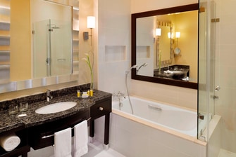 حمام غرفة النزلاء في فندق الدوحة