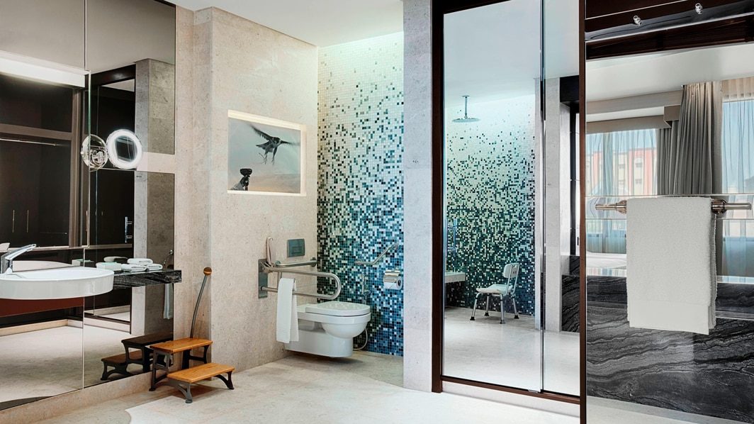 Ванные комнаты для гостей с ограниченными возможностями достаточно просторны для комфортного передвижения.