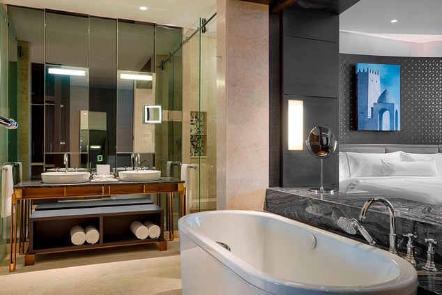 Jedes Deluxe-Badezimmer ist mit White Tea-Badeprodukten von Westin™, einer separaten Badewanne und einer großen Regendusche ausgestattet.