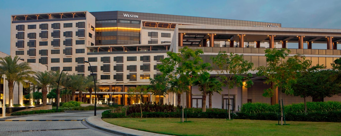 웨스틴 도하 호텔 & 스파는 빠르게 돌아가는 메트로폴리스의 한가운데 자리한 평온한 오아시스입니다. 정교한 입구, 대담한 복도, 호화로운 빌라부터 굽이치며 유유히 흐르는 강까지, 도하의 열광적인 도심과 평온함을 결합한 것은 카타르 국내 최초의 발상입니다.