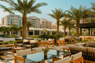 A gathering place in the center of the hotel, Luxe Lounge welcomes guests in a bright and open space or on its expansive terrace for coffee, snacks, pastries and evening Shisha.