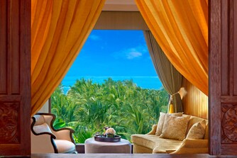 グランドアスタースイートから眺めるパノラマ風景－マスターベッドルーム
