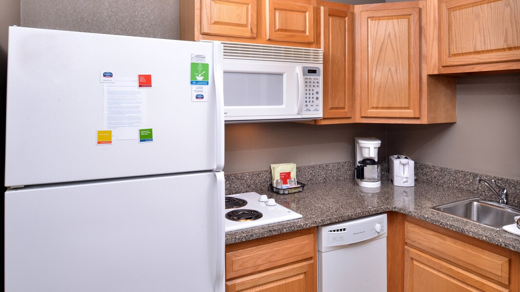 Kitchenette with Refrigerator