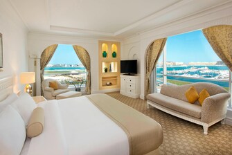 غرفة نزيل بإطلالة على المحيط في دبي