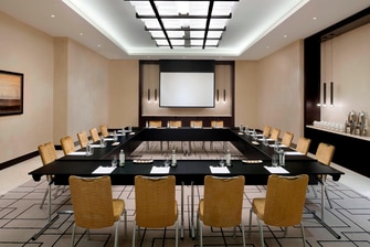 قاعة اجتماعات بفندق بطريق الشيخ زايد