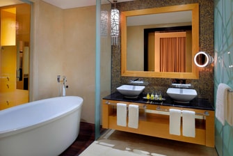 الحمام في جناح دبي