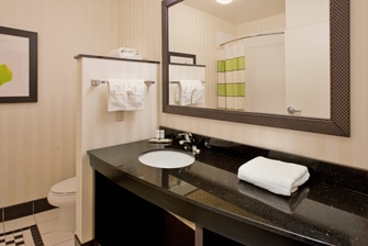 Fairfield Inn & Suites Kearney Guest Bathroom