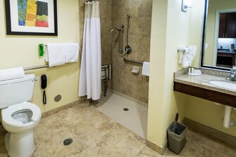 baño con acceso para personas con movilidad reducida en Corpus Christi